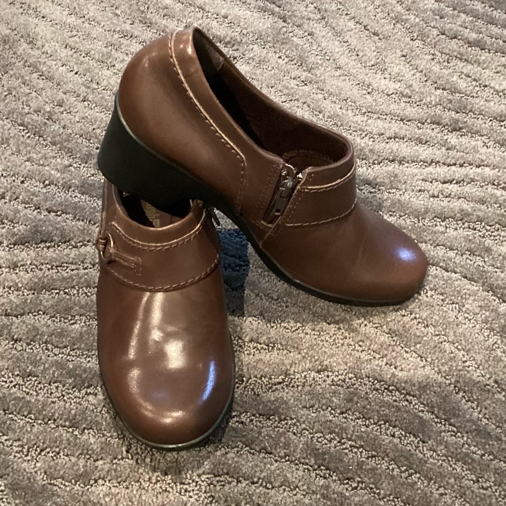 Clarks Brown Leather Bootie Shoe w Buckle Detail. NWOTS